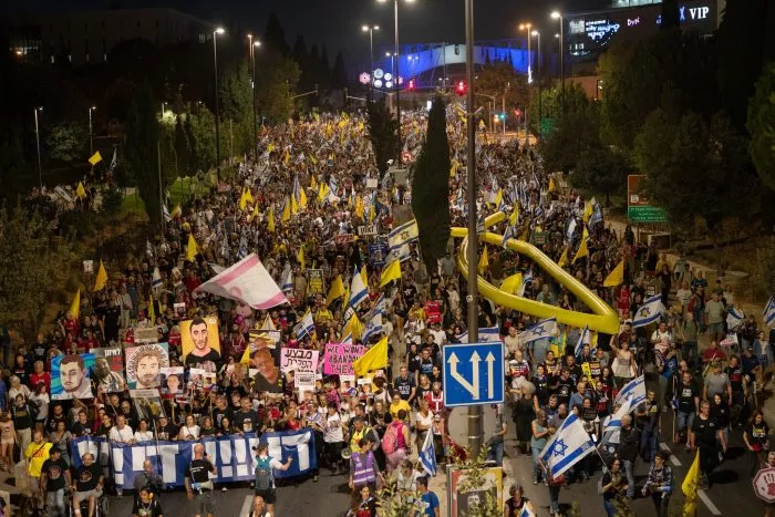 Zigtausende Demonstranten in Jerusalem forderten ein Abkommen zur Beendigung des Krieges.