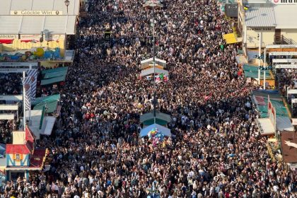 Wiesn viel zu voll: Besucherstau beim Tischwechsel um 17 Uhr