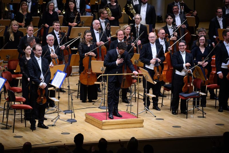 Dirigent Lahav Shani und die Münchner Philharmoniker werden in Berlin gefeiert.