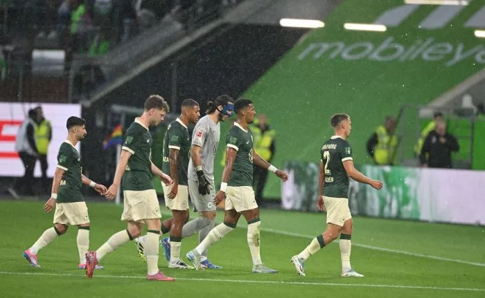 Die Partie von Wolfsburg gegen Köln musste wegen eines Unwetters unterbrochen werden