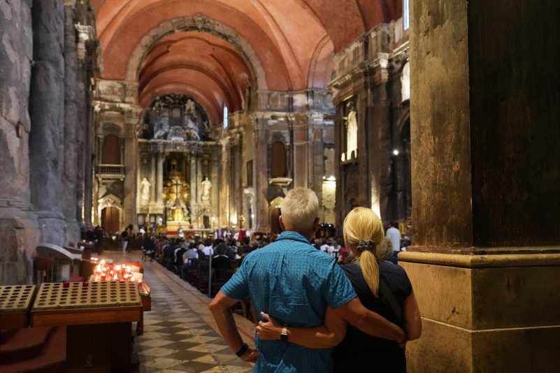 Menschen besuchen einen Trauergottesdienst in Lissabon für die Opfer des Standseilbahnunglücks.