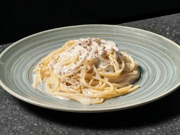 Die fertige Pastasauce hat eine cremige Konsistenz