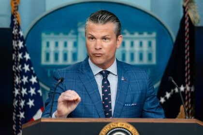 Riss in Flugzeugscheibe: Pentagonchef Pete Hegseth muss zwischenlanden