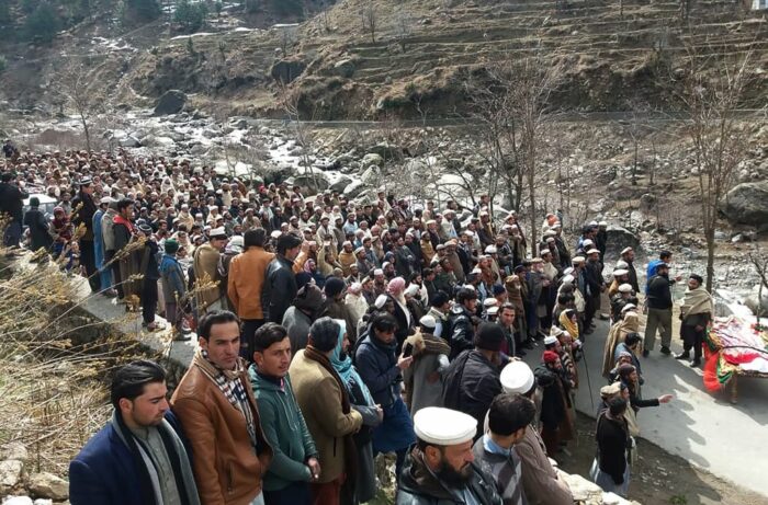 Pakistani residents offer funeral prayers beside the coffin of Afzal Kohistani, who was killed by gunmen, in Battagram District in Khyber Pakhtunkhwa Province on March 8, 2019. - Women's rights activists on March 8 condemned the murder of a whistleblower in a notorious "honour killing" case that has shone a years-long spotlight on female victims -- and the men who defend them -- in deeply patriarchal Pakistan. Afzal Kohistani, the man who first drew attention to the infamous incident in 2012, was gunned down in Abbottabad on March 6, police have said. (Photo by JAMEEL AHMED / AFP) (Photo credit should read JAMEEL AHMED/AFP via Getty Images)