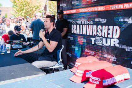 Die Debatten von Charlie Kirk (3) – der „schwarze Pilot“ und der „Faschist“