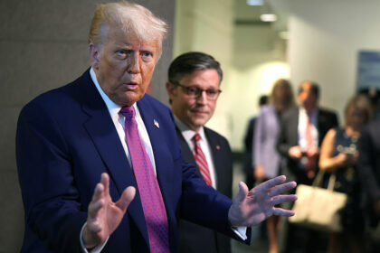 Trump weist Epstein-Geburstagskarte zurück – Weißes Haus kündigt Klage gegen „Wall Street Journal“ an