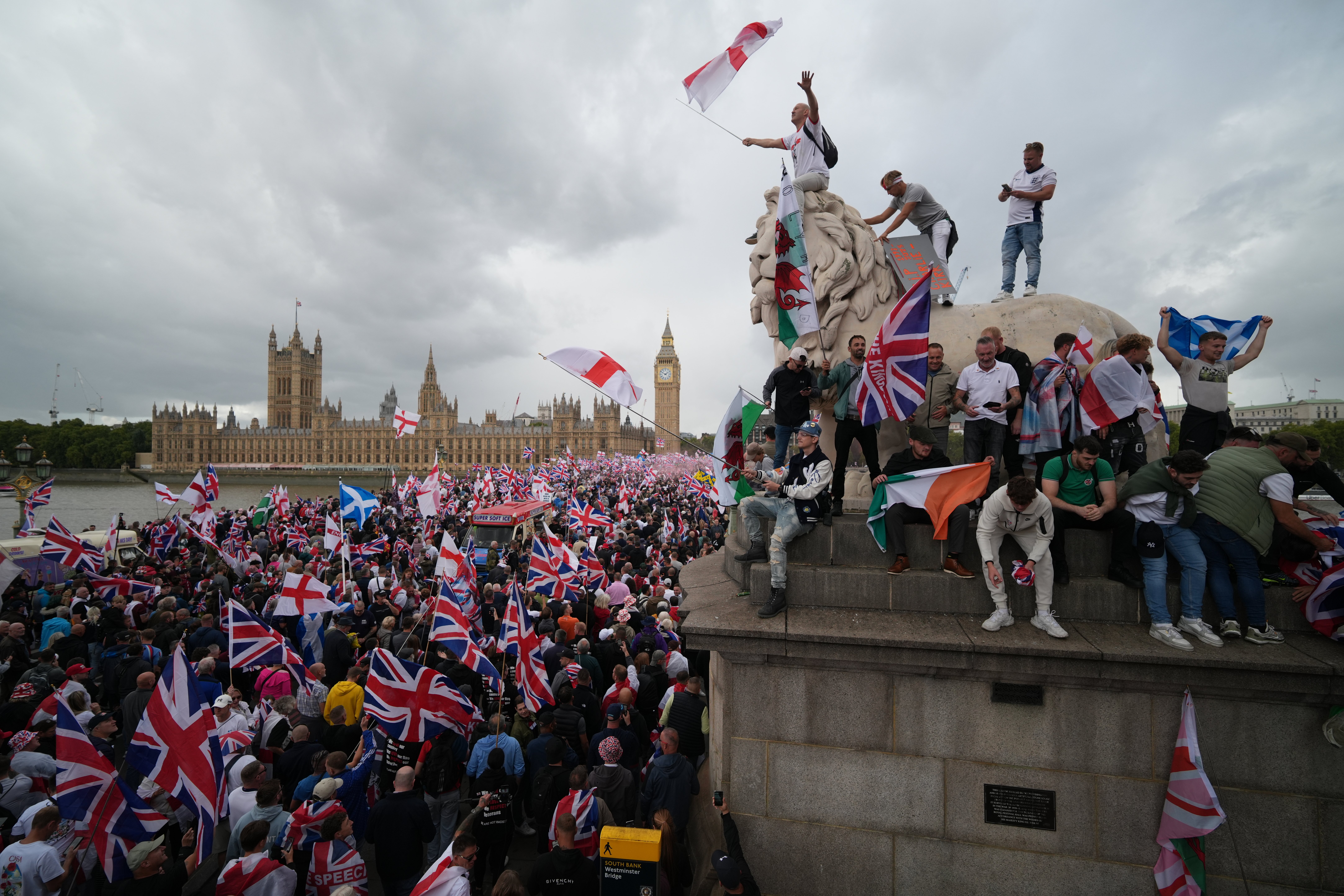 London-Rund-110-000-Menschen-demonstrieren-gegen-Masseneinwanderung-und-die-Labour-Regierung