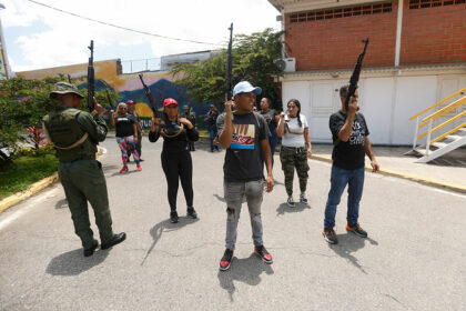 Spannungen mit den USA: Militärtraining auf Venezuelas Straßen