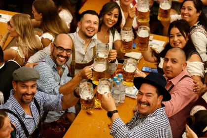 O’zapft is: Münchner Oktoberfest bei Sommerwetter gestartet