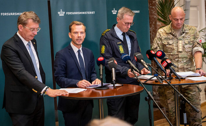 Dänemarks Verteidigungsminister Troels Lund Poulsen, Justizminister Peter Hummelgaard, Polizeichef Thorkild Fogde und Verteidigungschef Michael Hyldgaard am 25. September 2025 im Verteidigungsministerium in Kopenhagen.