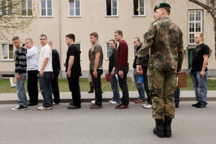 Der Neue Wehrdienst: Kann Freiwilligkeit die Mängel decken?