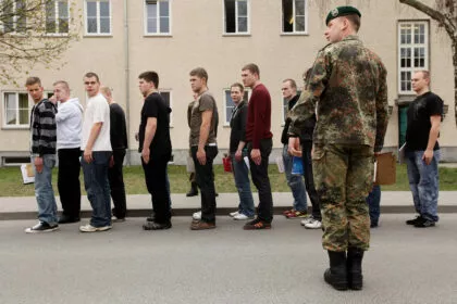 Der Neue Wehrdienst: Kann Freiwilligkeit die Mängel decken?