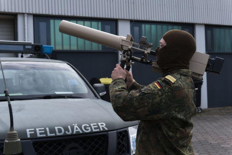 Drohnen im Visier: Bei der Bundeswehrübung "Red Storm Bravo" in Hamburg zeigt ein Soldat eine Waffe zur Drohnenabwehr.