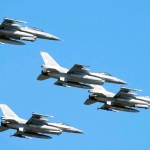 Polens Luftwaffe schießt Drohnen ab und beantragt Gespräche mit NATO-Partnern
