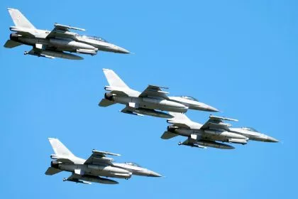 Polens Luftwaffe schießt Drohnen ab und beantragt Gespräche mit NATO-Partnern