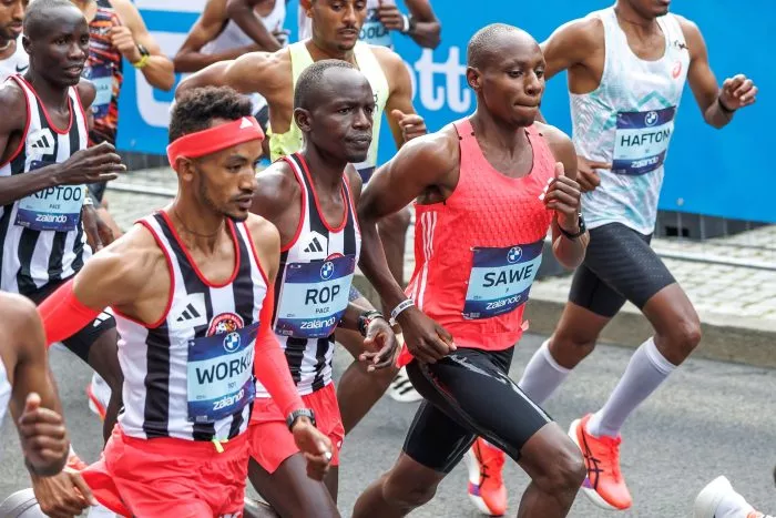 Favorit Sabastian Sawe (M) setzte sich schon früh im Berlin-Marathon ab.