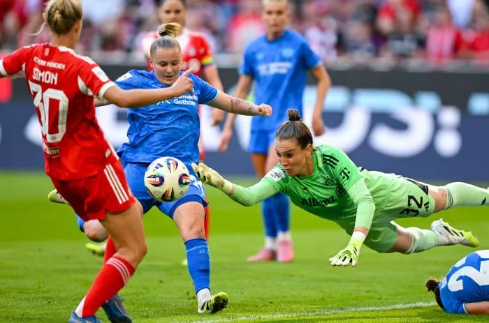 Bayern-Torhüterin Ena Mahmutovic rettet in dieser Szene stark.