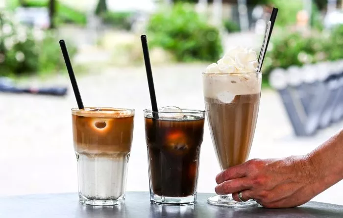 Kalter Kaffee - modern und traditionell: Iced Latte, Iced Coffee und klassischer Eiskaffee mit Vanilleeis und Sahne.