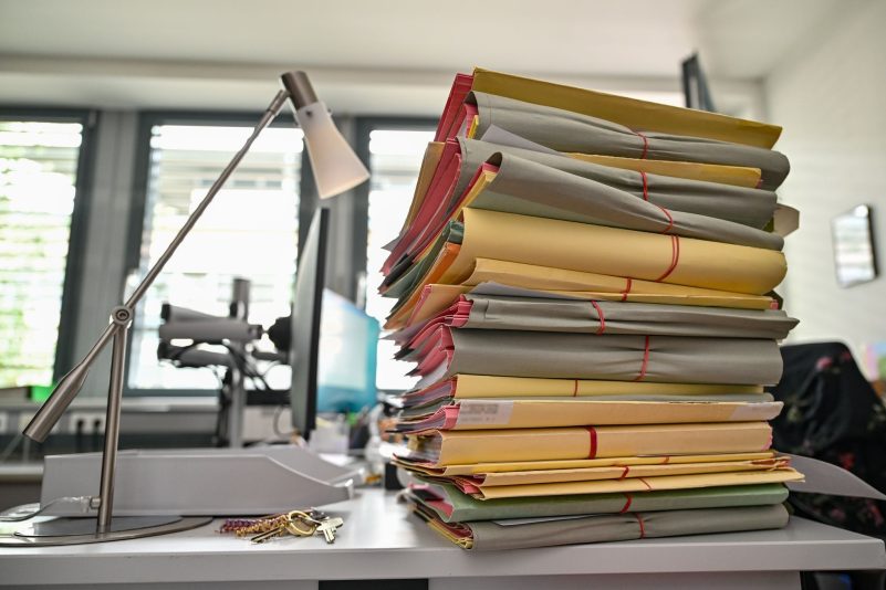 Die Aktenberge bei den Staatsanwaltschaften wachsen. (Symbolbild)