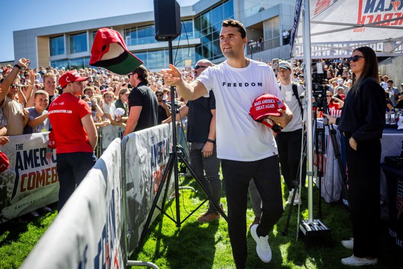 Charlie Kirk wurde erschossen - ein Tatverdächtiger ist mit hoher Wahrscheinlichkeit gefasst, sagt Trump. (Archivbild)