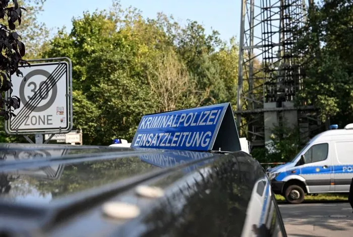 Polizei steht vor dem teilweise beschädigten Strommast im Königsheideweg.