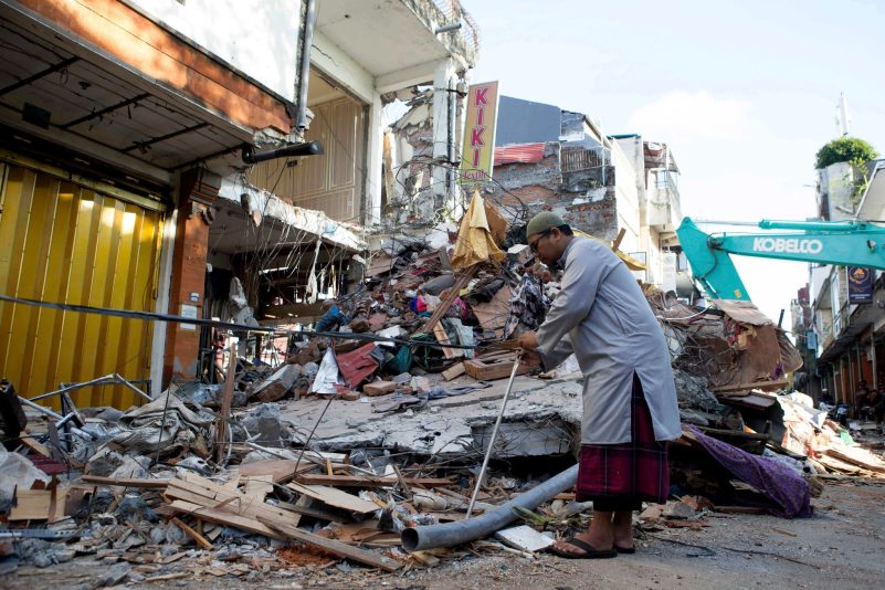 Auf Bali haben die Aufräumarbeiten begonnen.