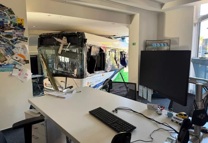 Der Bus war laut Polizei bis auf den Fahrer unbesetzt.