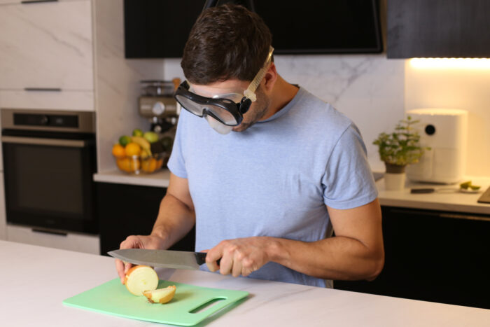 Zwiebeln schneiden mit Taucherbrille