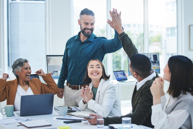 Celebration, business meeting and high five of company staff with collaboration and teamwork Office, motivation and happy winner employees with planning and kpi growth success from team working. Foto: Jacob Wackerhausen/iStock