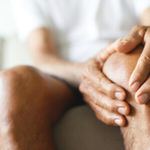 Wenn das Knie knirscht: 3 nicht-medikamentöse Therapien bei Kniearthrose