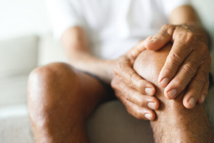 Wenn das Knie knirscht: 3 nicht-medikamentöse Therapien bei Kniearthrose