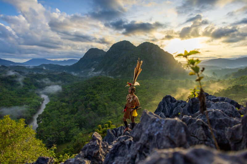 Sonnenaufgang über den Hügeln von Langara. Die Einstellung indigener Völker gegenüber der Natur unterscheidet sich grundlegend von jener der meisten westlichen Menschen.