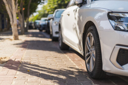 Weiße Autos kühlen Städte, Solaranlagen erwärmen sie
