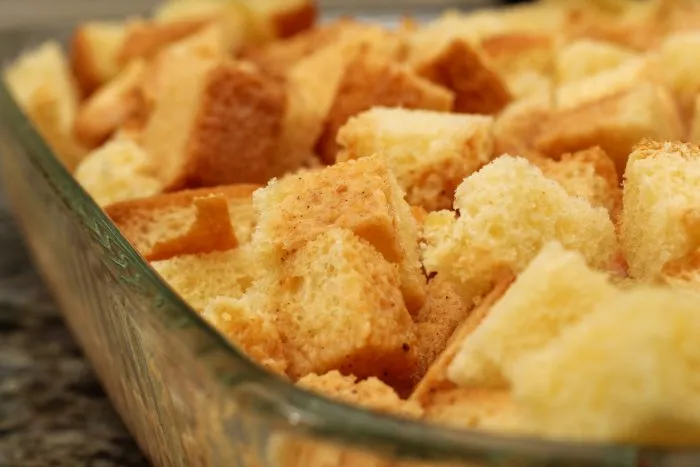 Croutons aus alten Brötchen werten Salate und Suppe auf.