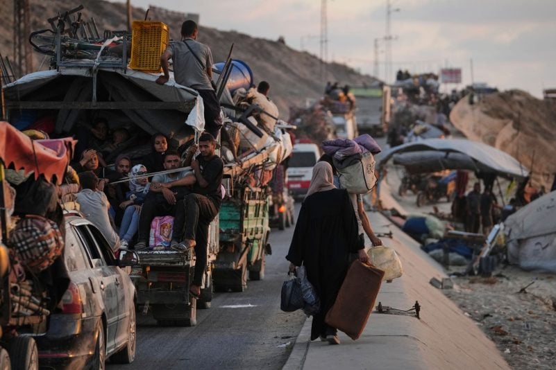 Vertriebene Palästinenser, die aus dem nördlichen Gazastreifen fliehen, tragen ihre Habseligkeiten entlang der Küstenstraße in Richtung des südlichen Gazastreifens.