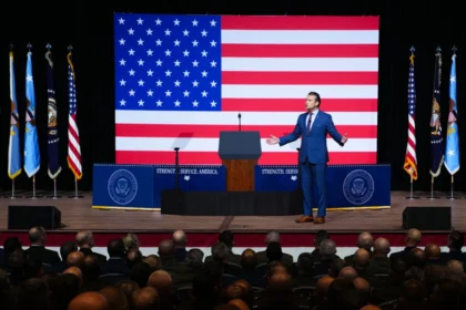 Härtere Standards, neue Waffen, mehr Stärke: Trump und Hegseth skizzieren Militärstrategie