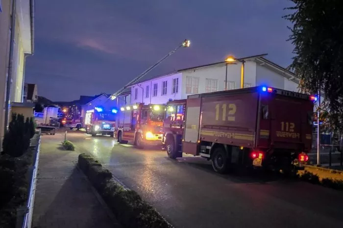 Feuerwehrfahrzeuge stehen vor dem Supermarkt.