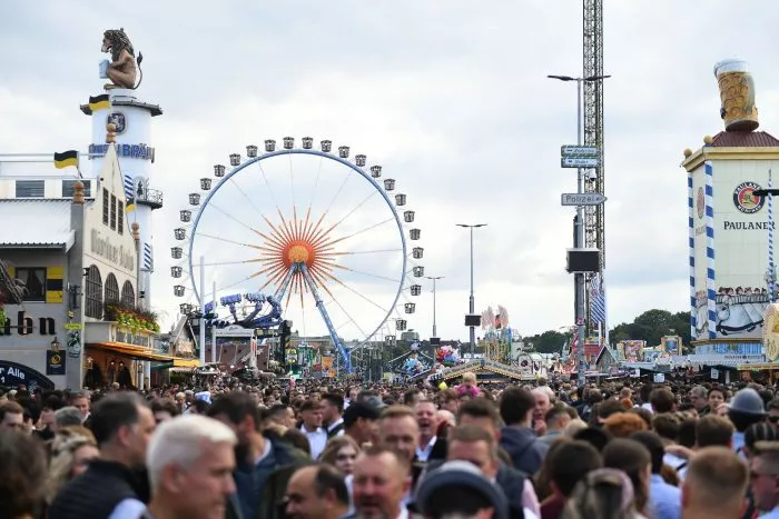 Voll ist es auf der Wiesn oft - zum Tischwechsel ging nun kurzzeitig nichts mehr.