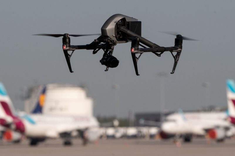 Drohnen sind für den Flugverkehr gefährlich - deshalb gilt an Flughäfen ein Flugverbot. Die Statistik zeigt aber: Die Gefährdungslage hat in den vergangenen Jahren zugenommen. (Illustration)