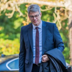 Kabinettsklausur: Schnieder erleidet Zusammenbruch – Weimer reist ab wegen Todesfalls