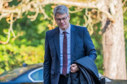 Kabinettsklausur: Schnieder erleidet Zusammenbruch – Weimer reist ab wegen Todesfalls