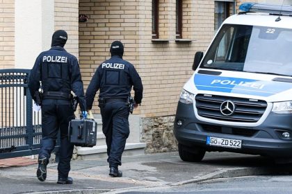 Bewaffnete Gruppe? Razzia in drei Bundesländern