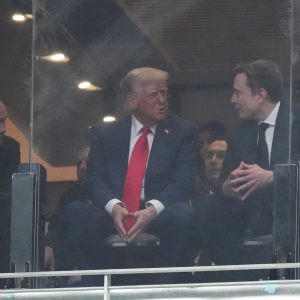 Versöhnungsgeste: Trump und Elon Musk reichen sich bei Trauerfeier die Hand