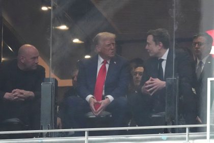 Versöhnungsgeste: Trump und Elon Musk reichen sich bei Trauerfeier die Hand