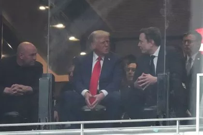 Versöhnungsgeste: Trump und Elon Musk reichen sich bei Trauerfeier die Hand