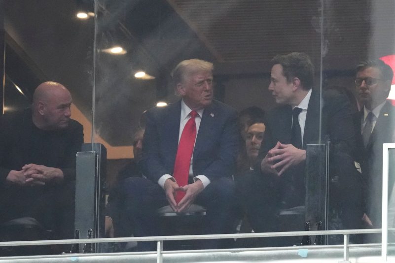 Im Gespräch: US-Präsident Trump unterhält sich mit Elon Musk während der Trauerfeier für Kirk.