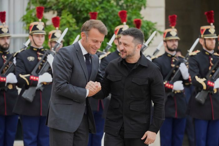 Der französische Präsident Emmanuel Macron (l.) begrüßt Wolodymyr Selenskyj, Präsident der Ukraine, vor einem Treffen im Elysee-Palast.