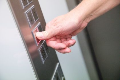Osnabrück: Mann nach vier Tagen aus Fahrstuhl gerettet – Ohne Nahrung und ohne Handy