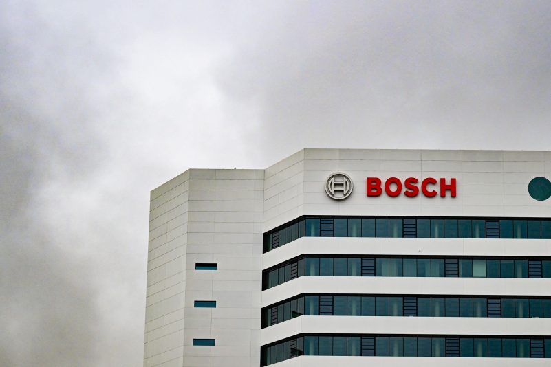 Autozulieferer Bosch will weitere Stellen abbauen. (Archivbild)