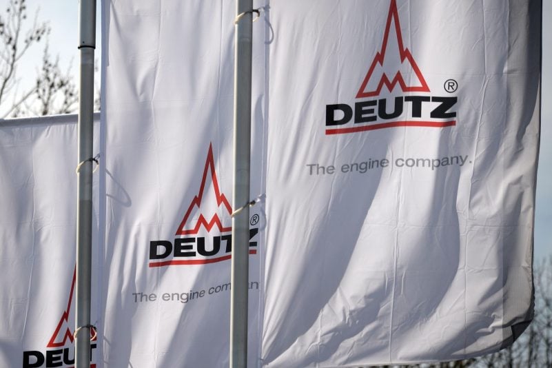 Deutz-Fahnen im Wind - über ihnen am Himmel fliegen bald vielleicht Drohnen, die Komponenten aus firmeneigener Produktion enthalten.